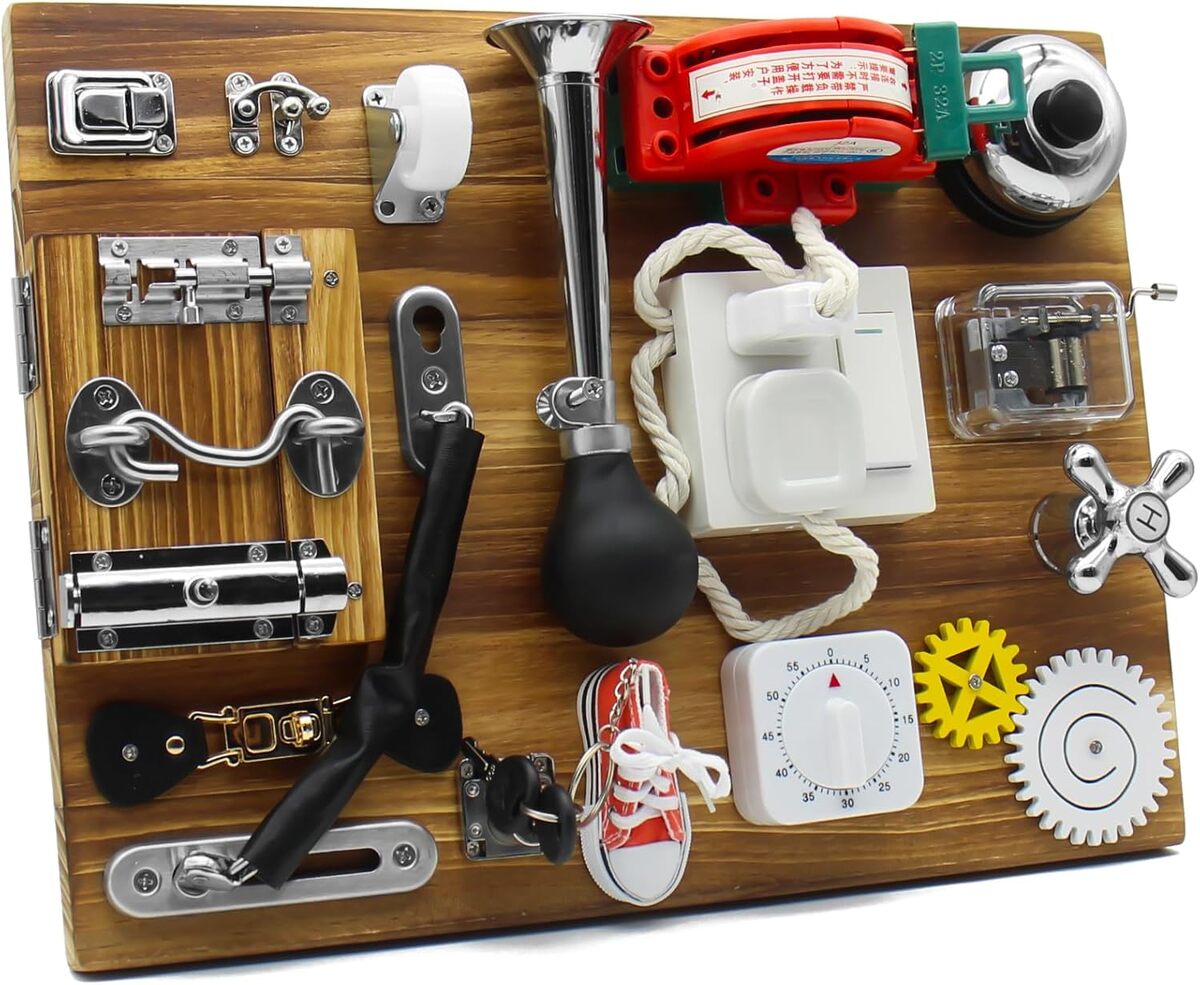 Test du mostop busy board : le tableau Montessori en bois pour enfants