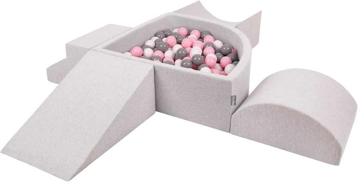 Test de l'aire de jeux KiddyMoon avec piscine à balles et quarts angulaires