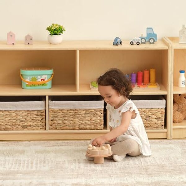 Découvrez le test détaillé de l'étagère Montessori OOOK en bois pour aider le développement de votre enfant et organiser sa chambre avec simplicité et style.