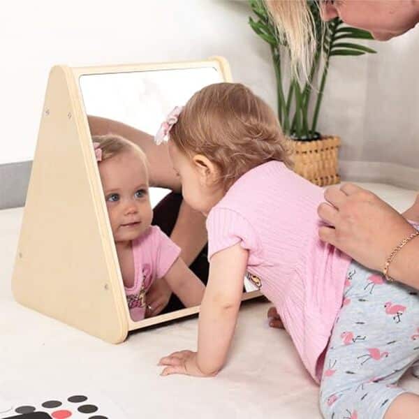Découvrez comment le miroir double face KRAND Co-mirror25 enrichit l'expérience sensorielle de votre bébé et stimule son développement avec des moments de jeu captivants et éducatifs.